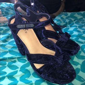 Blue velvet pumps